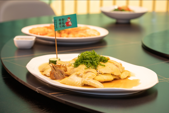 “玻璃皮、蔗渣骨”的封开杏花鸡