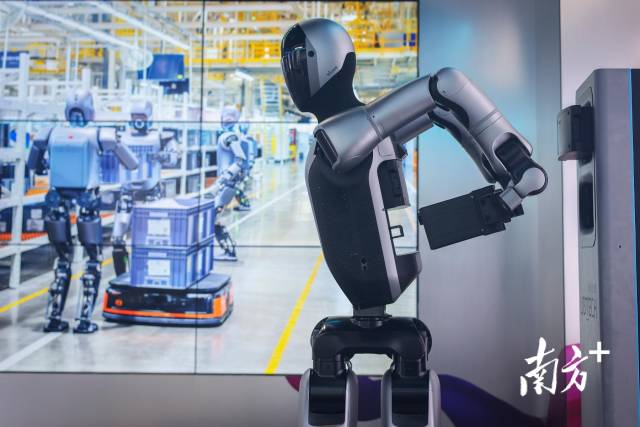 深圳优必选人形机器人Walker S2演示自主换电功能。