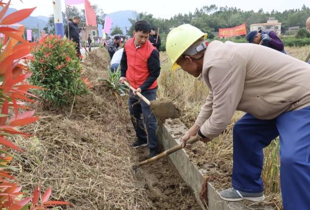 詹世健（图中红衣者）组织群众冬修水利