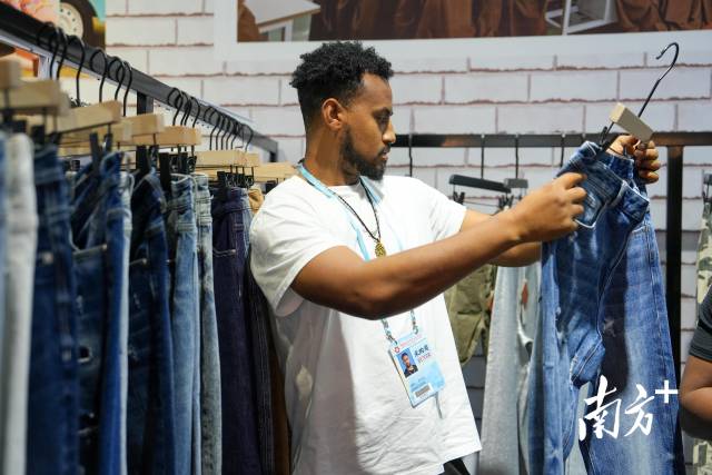 广交会服装展区，采购商挑选心仪的产品。
