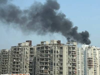 东莞一小区楼顶棚架突发火情，消防：系顶楼杂物引燃，无人员伤亡｜在+帮办