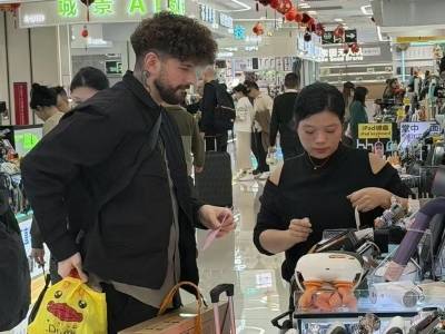 瑞士英国等地游客的华强北数码之旅：科技感十足，称颠覆想象