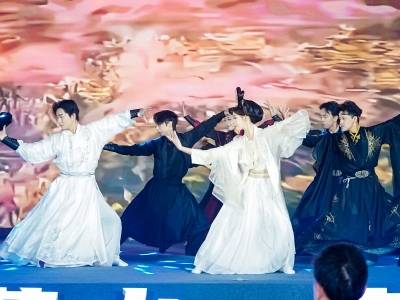 南方日报｜日游莽山 夜赏丹霞