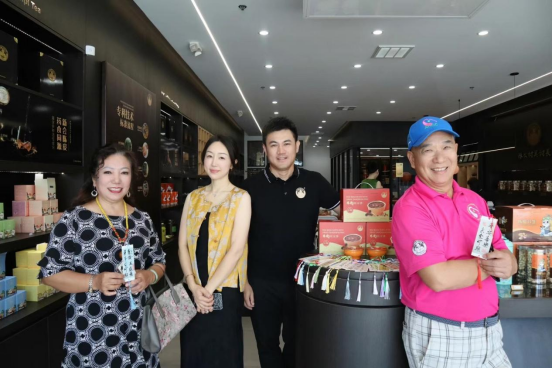 吴家雄（右二）和前来北美门店采购交流的顾客