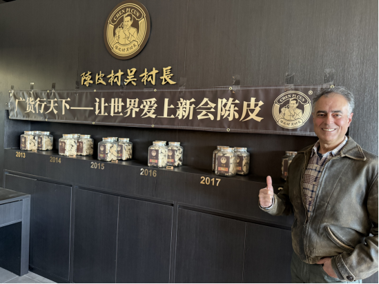 前来店里交流的外国顾客