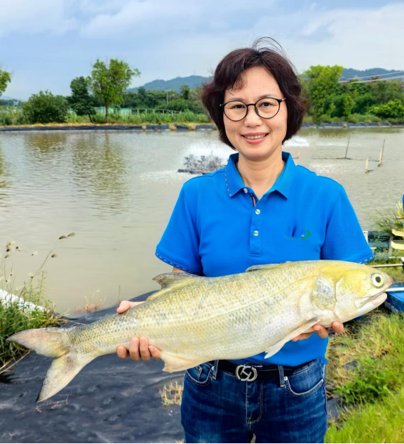 黄舜梅与马友鱼。 受访者供图