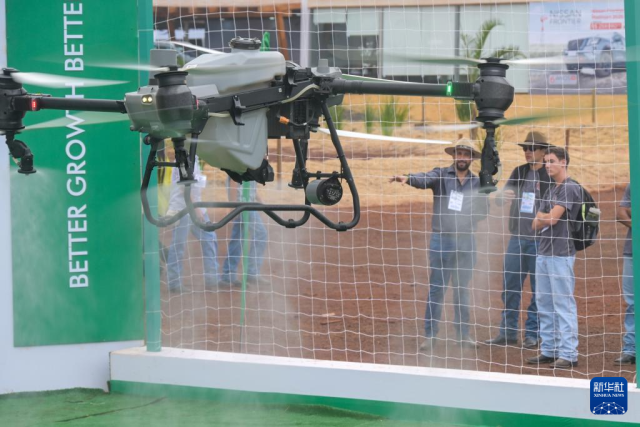 2025年4月，在巴西举行的2025年巴西农业科技展上，参观者观看大疆农业无人机的喷洒演示。图片源自新华社。