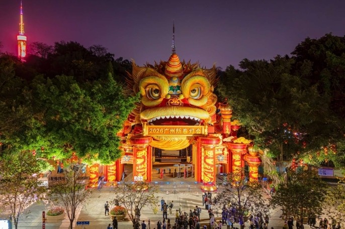 巨型“醒狮”眨眼、百米灯绘万马奔腾！方+拍客带你先睹为快