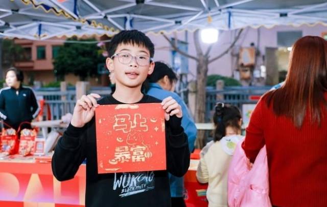 舞台下的新春墟市同样人流如潮、烟火气十足。