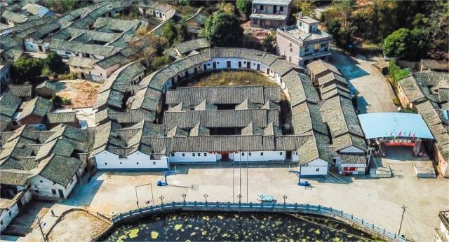 在理事会的参与下，萧氏宗族祠堂前修起了新路。