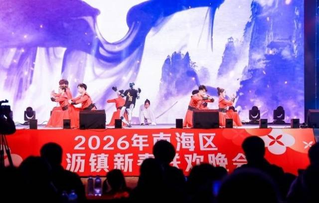 本土武术大师与宇树机器人的同台“过招”。