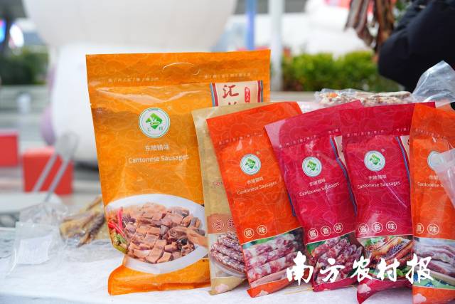 众多清远、连州特色农产品现场展销。