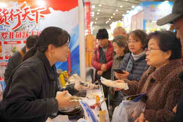 开放式品鉴区吸引顾客排起长队。