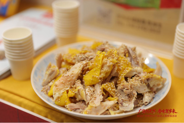 清远鸡皮薄肉紧，脂肪少、香味浓