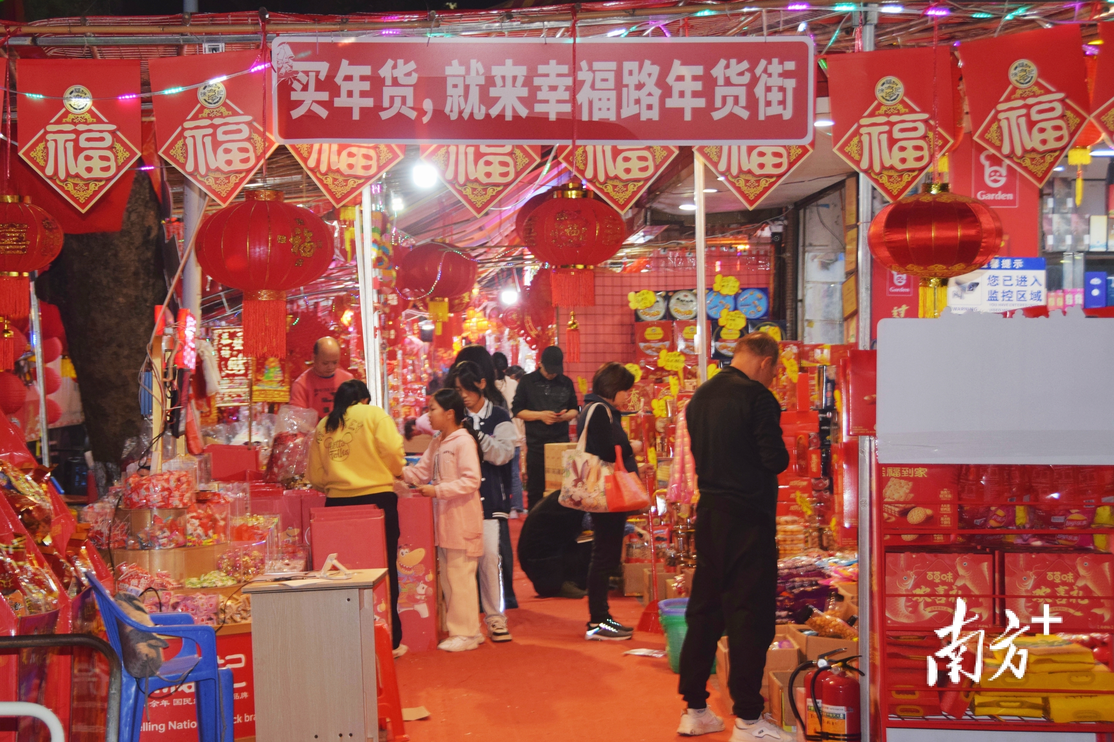 漫步在幸福路，大红灯笼高高挂起，吉祥的春联挂满街头，满目的红色营造出热烈喜庆的氛围。  