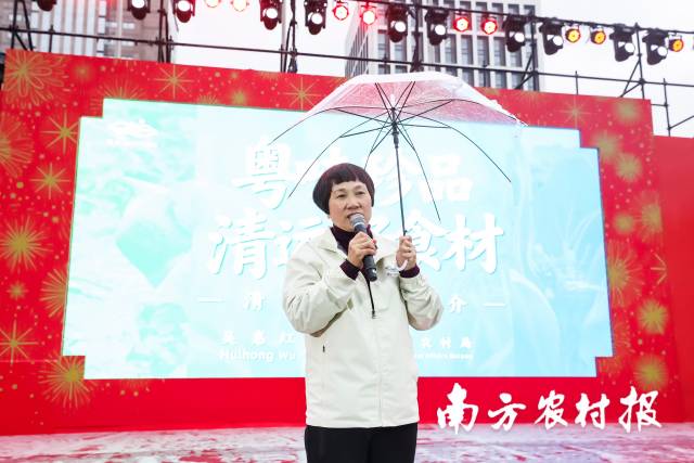 清远市农业农村局三级调研员吴惠红现场推介“广货”名品清远鸡。