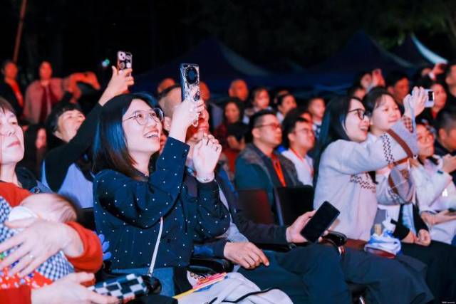 村晚丰富的节目，源于当地丰厚的群众文化土壤。