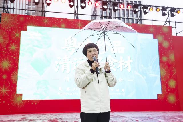 清远市农业农村局三级调研员吴惠红现场推介“广货”名品清远鸡。