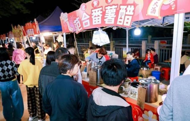 本土小吃摊“范合番薯醋”是最旺的摊位之一。