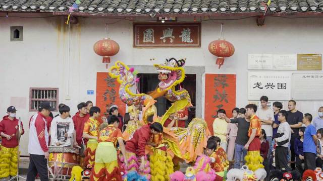 “上灯”是一件从全年龄段共同参与的大事。