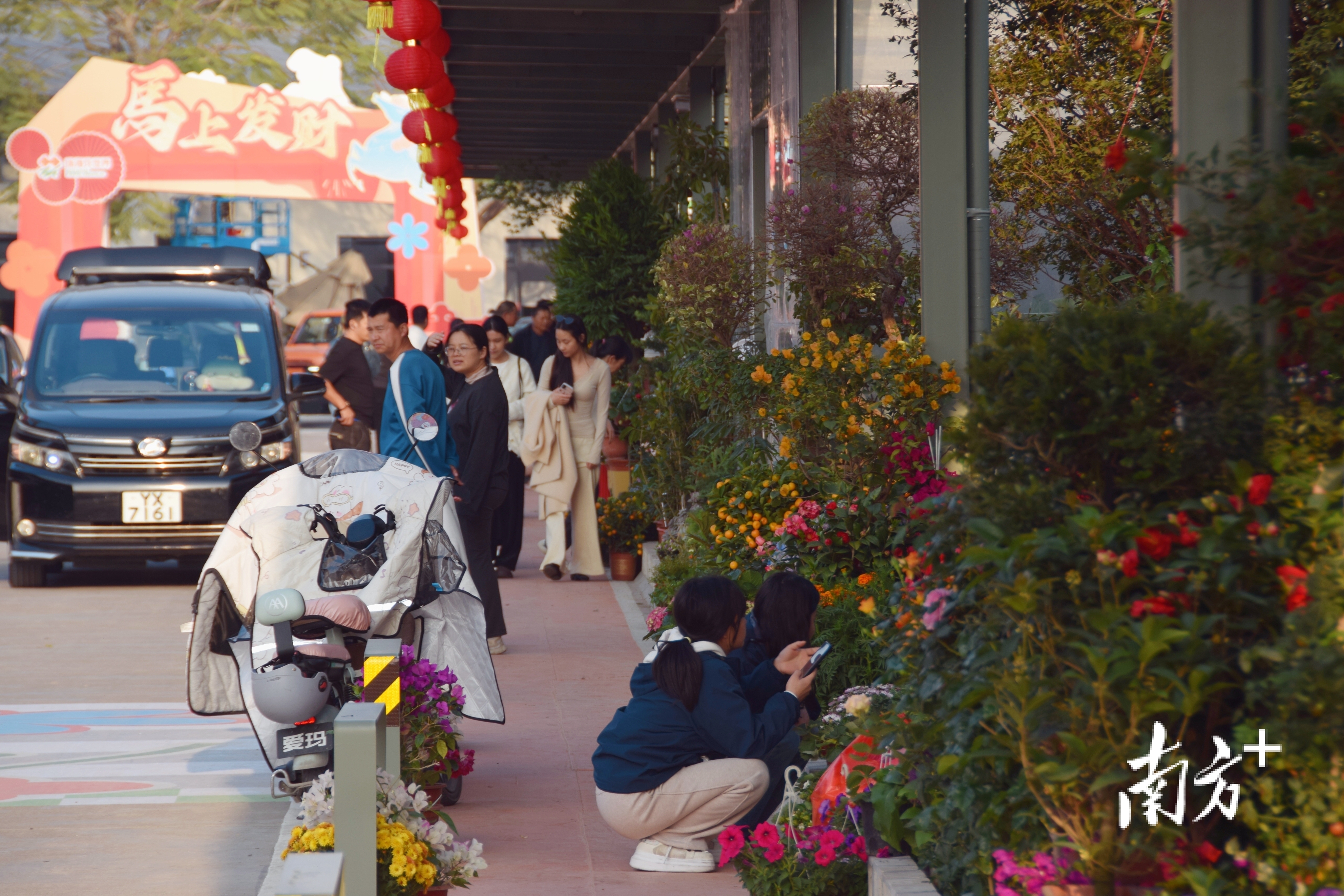 港澳居民开车到珠海购置年货。  