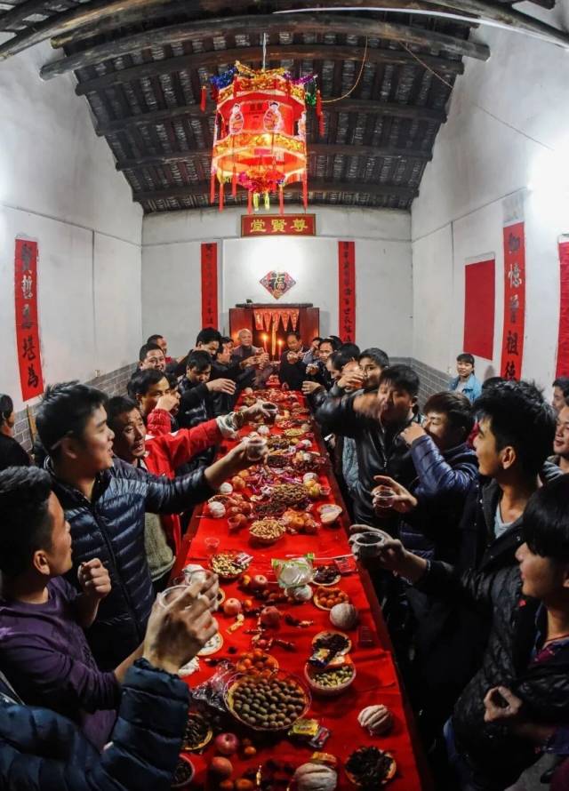 宴席共享体现了上灯团结与共济的精神。