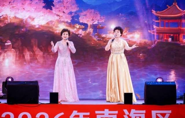 大镇社区居民、曲艺社社员周育仪（右）