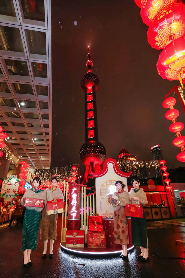 活动现场，身着《繁花》同款旗袍的模特手捧盆菜、烧鹅走秀，将粤菜的精致与上海的时尚完美融合。