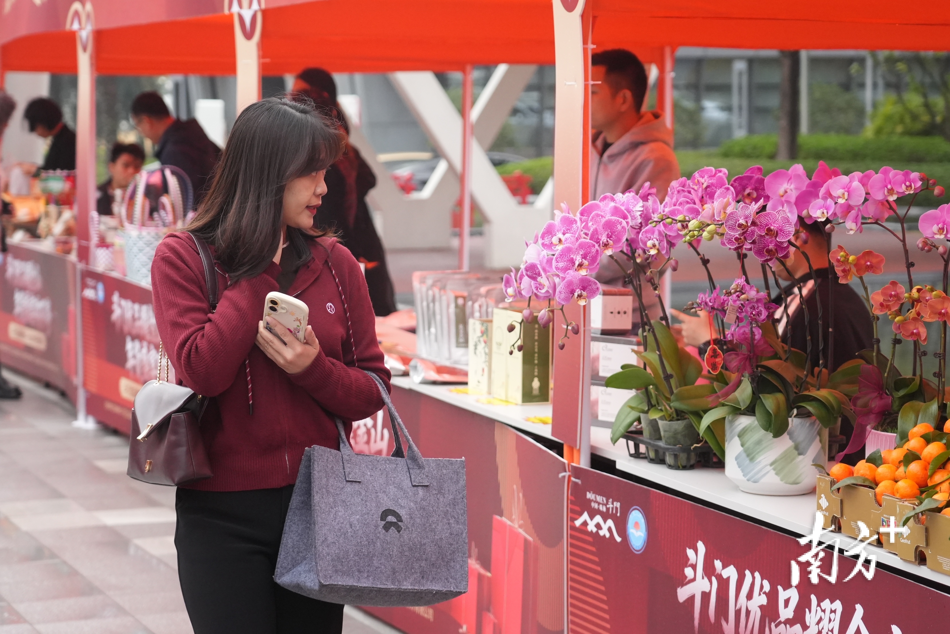 “广货行天下·金山年货节”现场，市民买年花。  