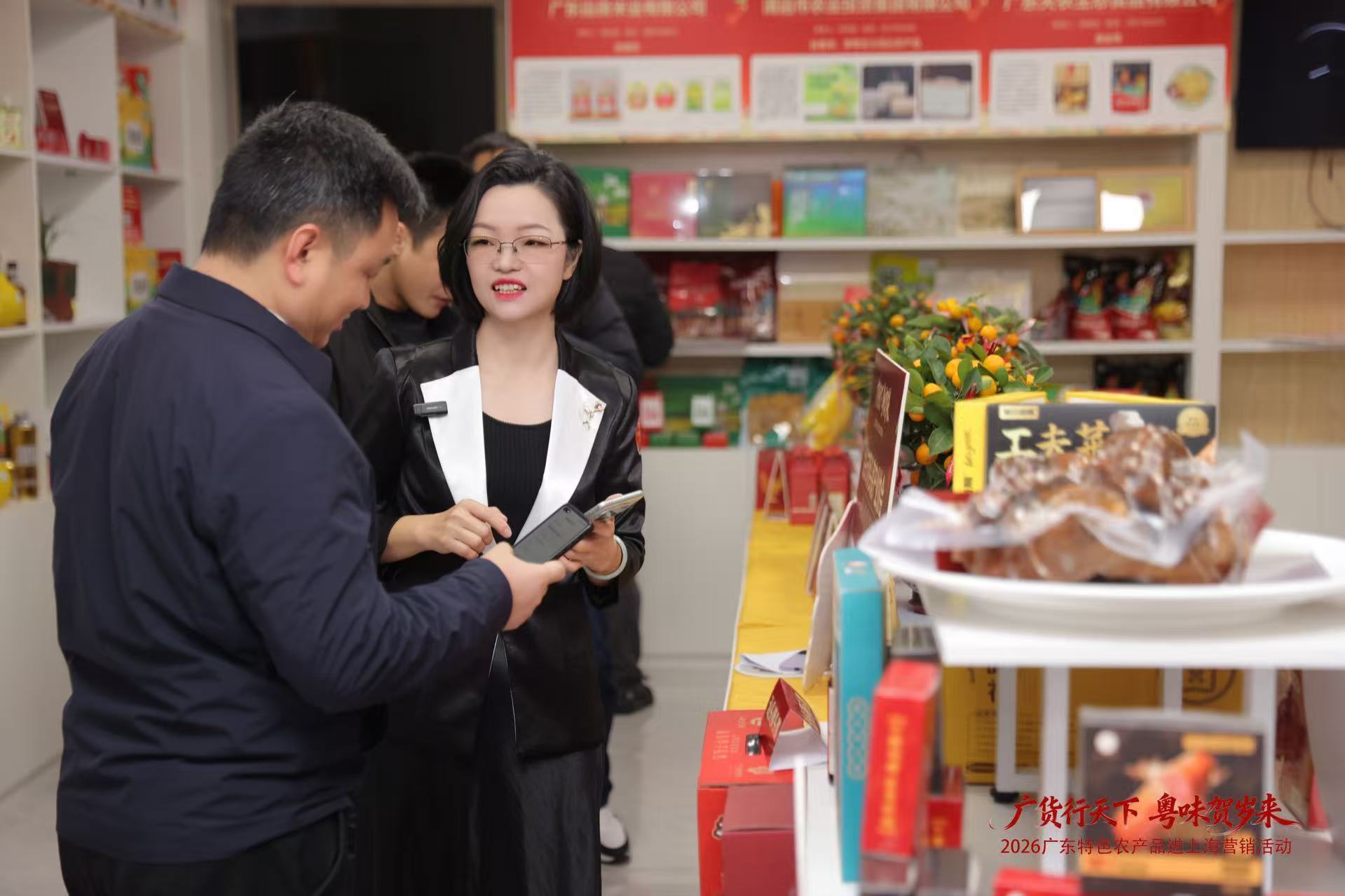 汕头市狮头鹅产业协会向嘉宾介绍狮头鹅。赴沪 