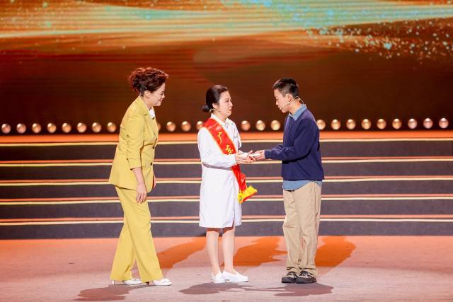 李梦旖收到儿子的美甲礼物。