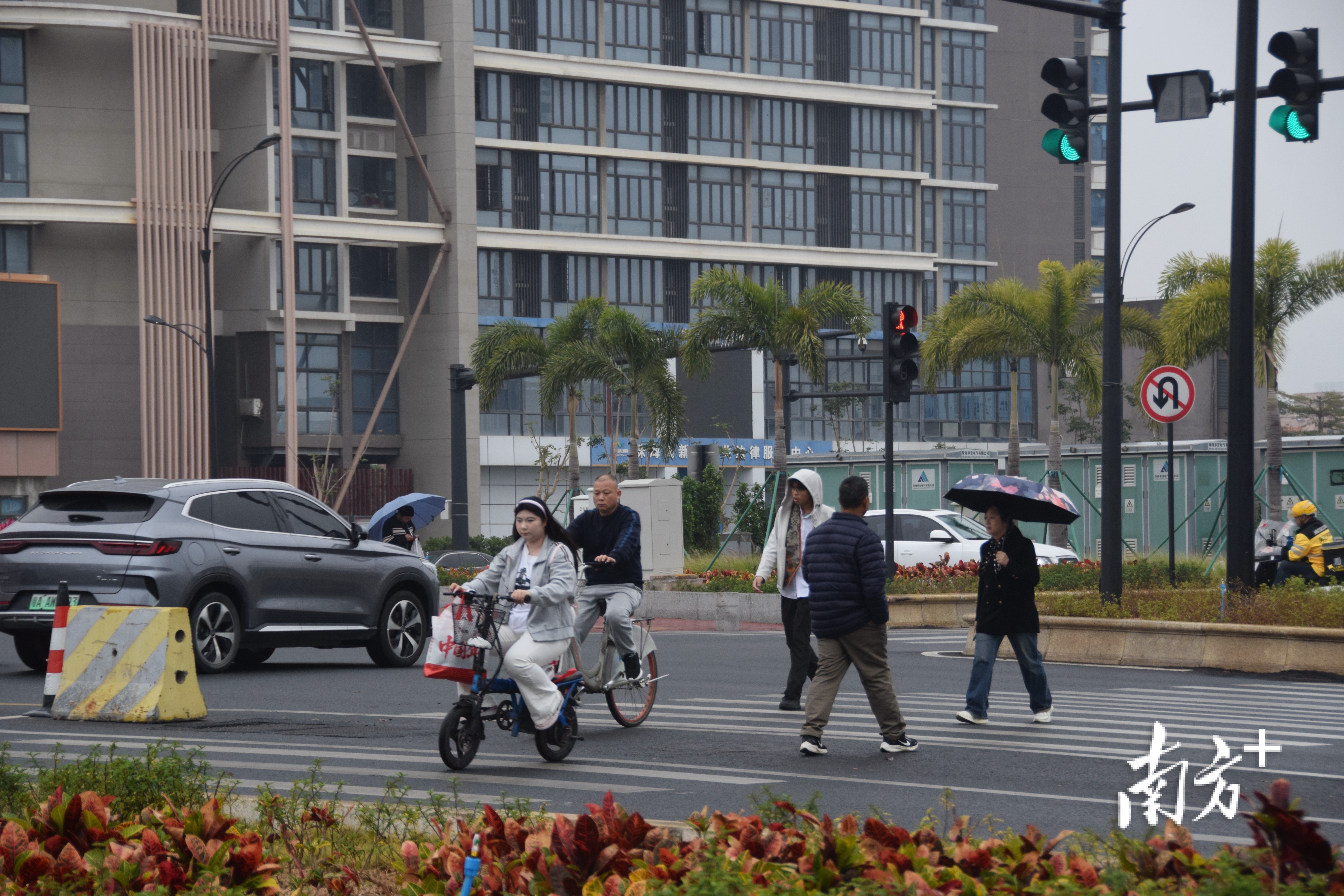 零星小雨，市民有人打散，有人淋雨。