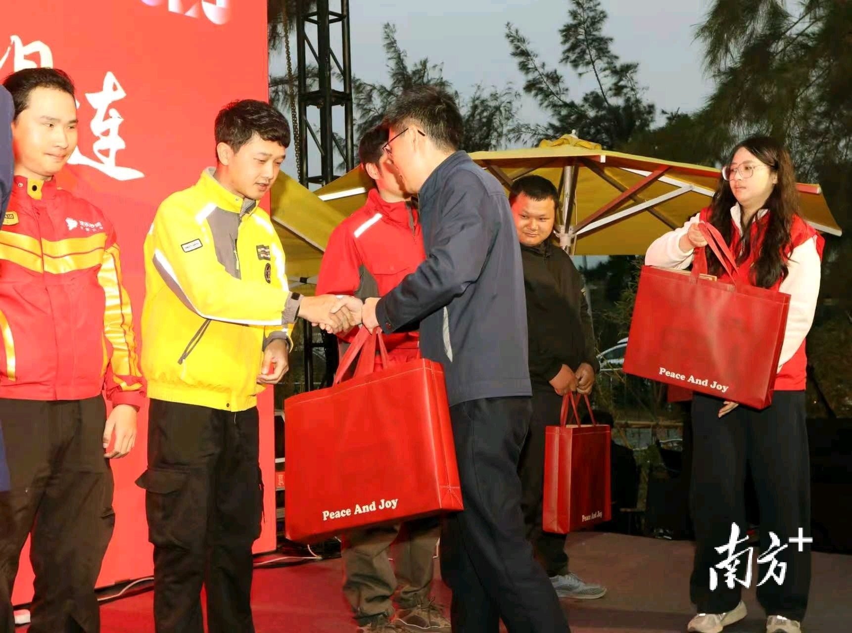 1月30日晚，“逐浪迎新，‘新’心相连”——金湾区新业态劳动者年夜饭活动在金沙滩举行。&nbsp;