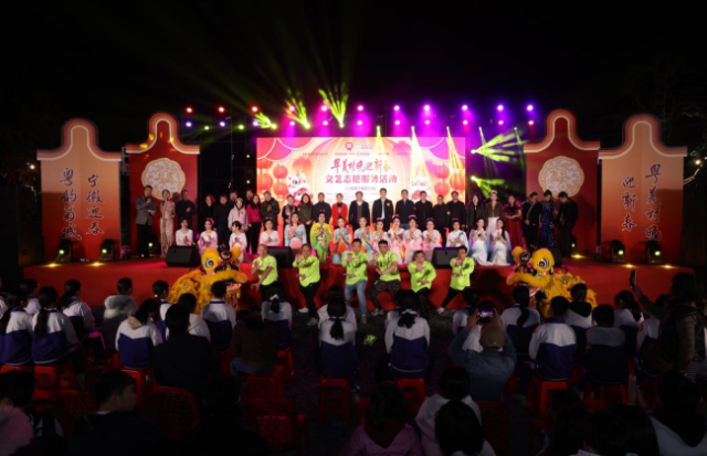 全体演职人员与嘉宾合影留念，共贺“粤美村晚”圆满成功。