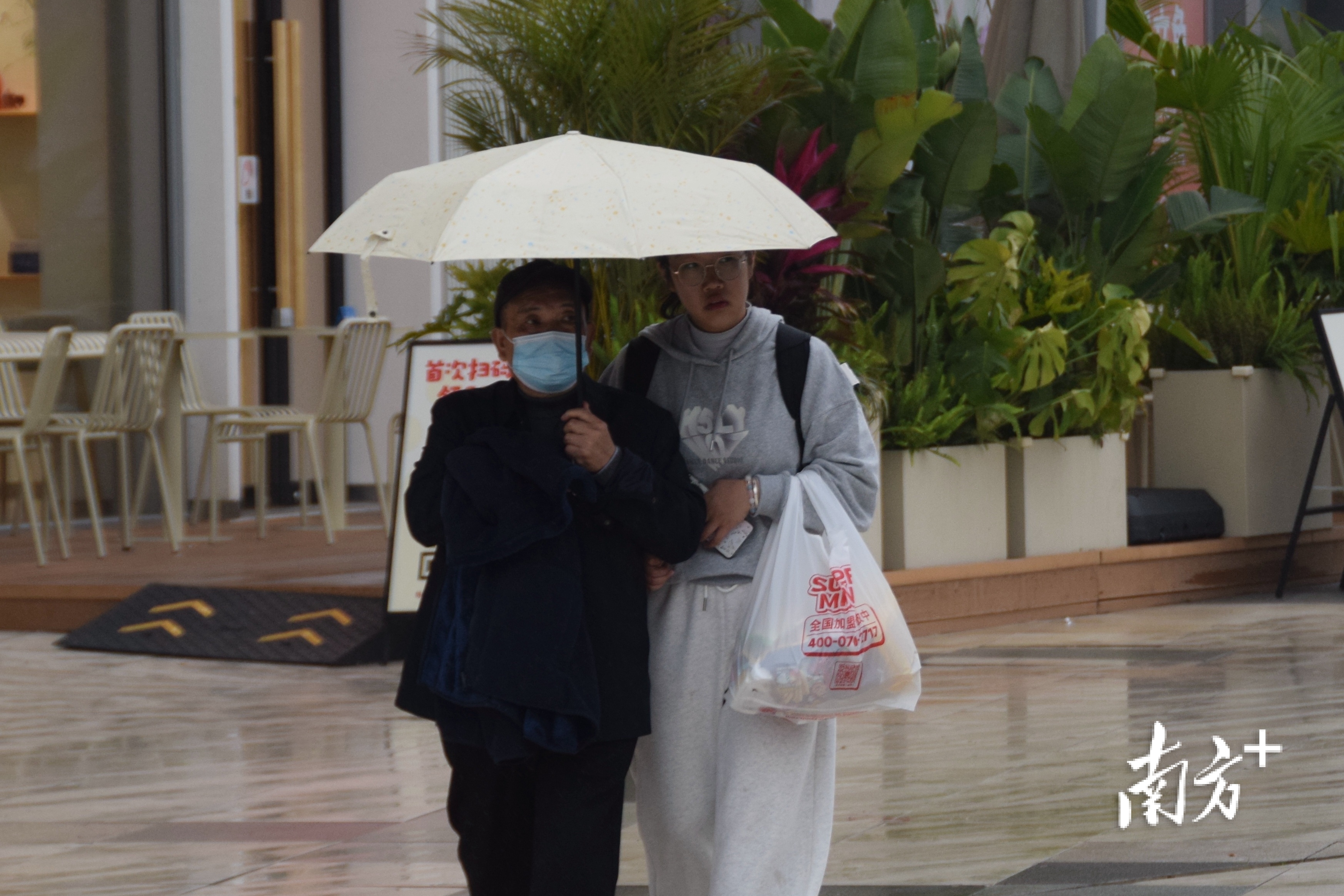 阴雨天，体感湿冷。  