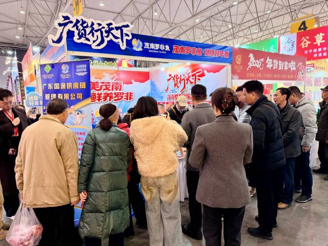 茂南罗非鱼展区前大排长龙。