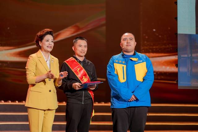 少年志能为父亲黄少礼“闪送”了一份包裹。