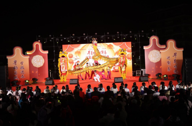 小榄镇永宁龙狮武术团以《龙腾狮跃贺新春》震撼开场，瞬间点燃全场热情。