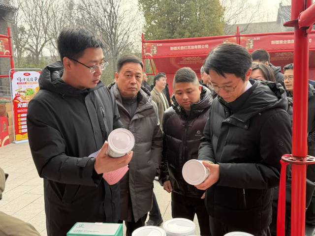 本次活动期间，与会领导嘉宾参观了解新疆驼奶展位。