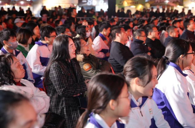 现场欢歌笑语，喜气洋洋！台下观众被精彩的演出逗得开怀大笑。