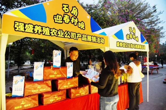 市民在展区认真观看“百千万工程”成果展示。