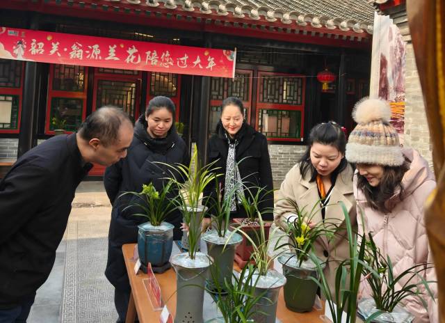 北京市民观赏翁源兰花。受访者供图
