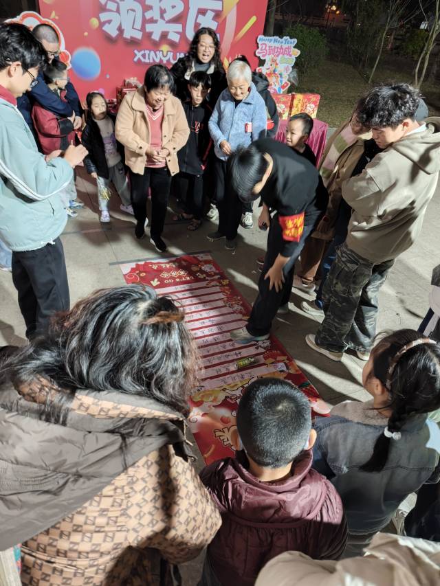 “滚滚乐”游戏区前围满了参与的村民