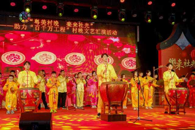 社光大锣鼓队率先点燃全场。