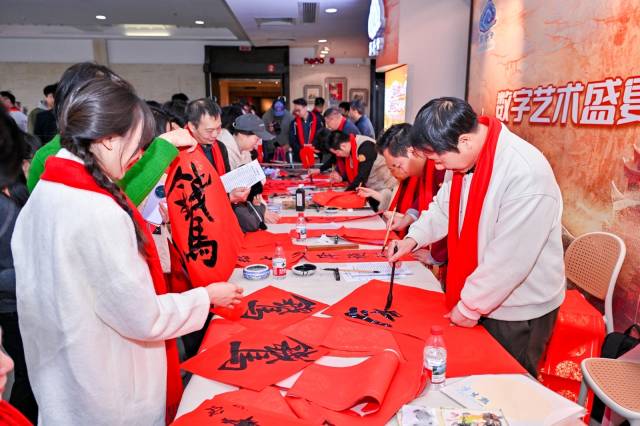 挥春现场人头攒动