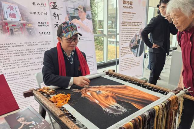 国家级非物质文化遗产广绣项目市级代表性传承人王新元现场制作《艺马当先》
