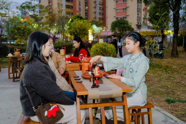 活动区的工夫茶摊深受村民喜爱。