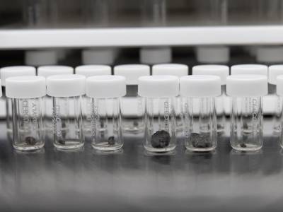 月球为何有“两张脸”？嫦娥六号带回的月壤在广州被解密