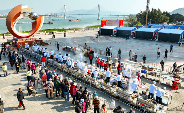 大厨们现场各显身手烹饪高桂大虾。