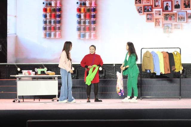 平龙社区居民自编自演的小品《妙手生花》，生动演绎了从“乡村邻里”到“社区家人”的美丽转变。